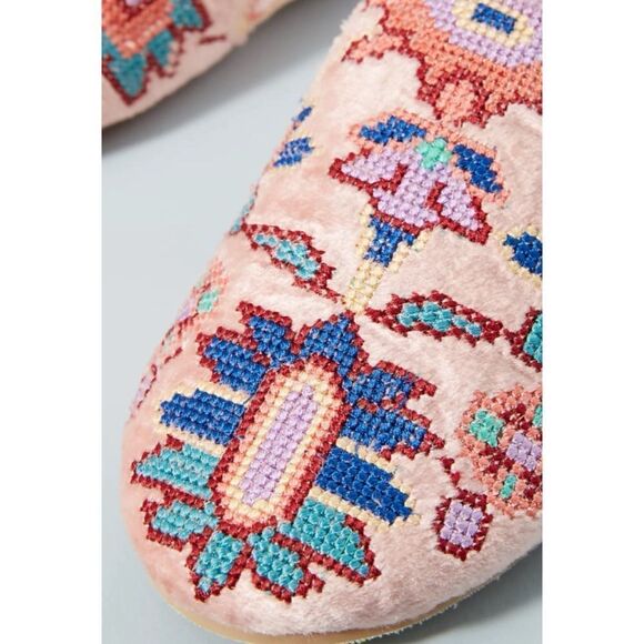 Far Away From Close Needlepoint Slide Slippers Size 9 New - Picture 4 of 7